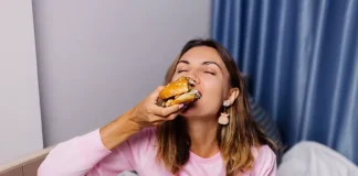 Mulher comendo hamburger
